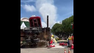 Hombre muere aplastado por árbol de Navidad en Brasil