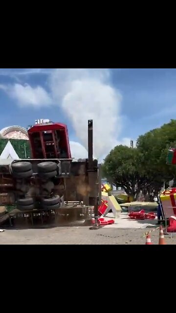 Hombre muere aplastado por árbol de Navidad en Brasil