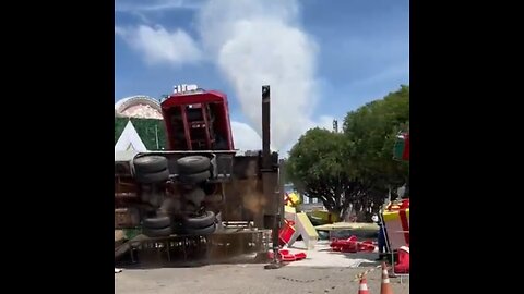 Hombre muere aplastado por árbol de Navidad en Brasil