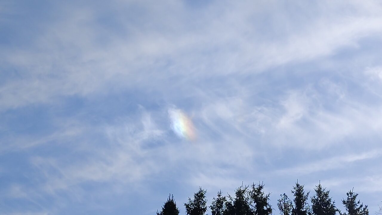 12.5. - 13.5.2025: White trails, halo color, sun halo, weird clouds