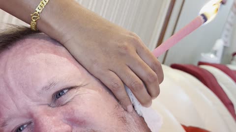 big kev jones having is eyes waxed today in pattaya