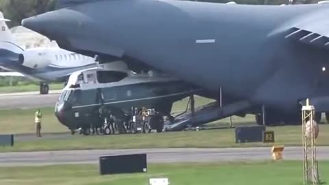 Footage of President Trump’s helicopter arriving by plane is amazing viewers