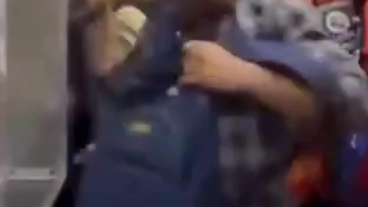 💋This is How Mumbaikars Catch Train