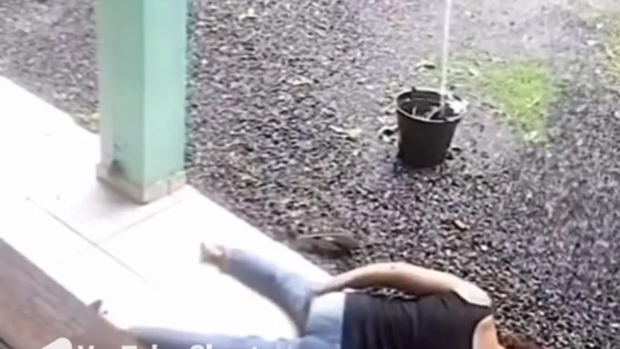 Ouch! Accidental gymnast moment—lady’s hilarious slip into a split! 🤸‍♀️😂 #FunnyFails