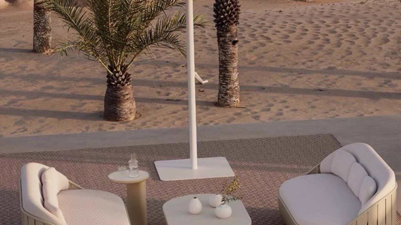 🛋Rainy days call for porch hangs. 🪑🌺