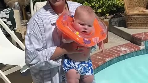 Mom tests if baby floats 🤯