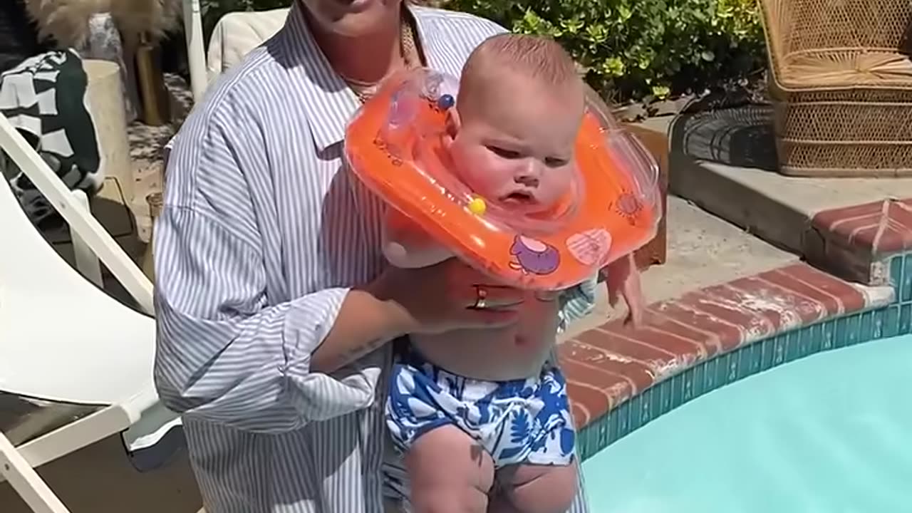 Mom tests if baby floats 🤯