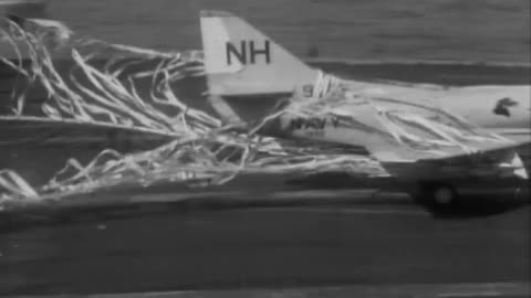 A-4C AIRCRAFT EMERGENCY LANDING, T... - A-4C AIRCRAFT EMERGENCY LANDING, TONKIN GULF - 428-npc-37781