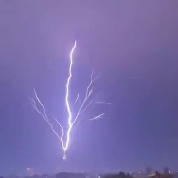 Terrifying lightning strikes destroy a U.S. city.