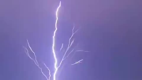 Terrifying lightning strikes destroy a U.S. city.