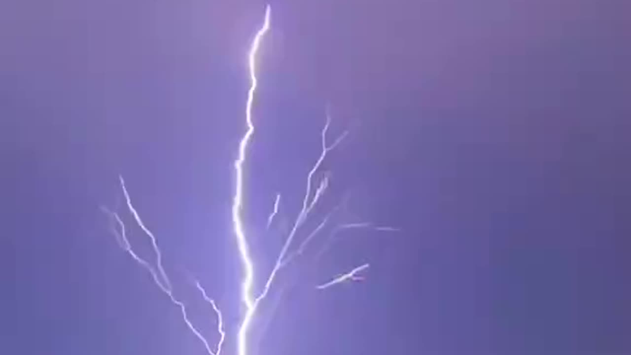 Terrifying lightning strikes destroy a U.S. city.