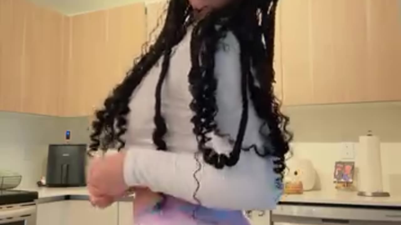 🍑 Cuty Shaking Her Buns 💯🔥