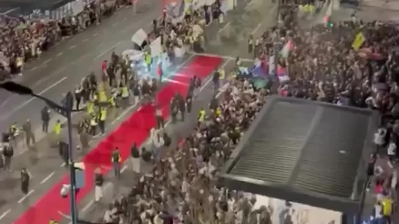 Qytetarët e Beogradit dalin në rrugë dhe presin studentët