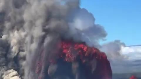 ▶️ Hawaii’s Kilauea volcano erupts violently, shooting lava 1,000 feet into the air ~ PressTV