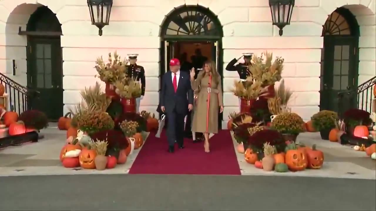 POTUS and FLOTUS host Halloween trick-or-treating at the White House 🎃