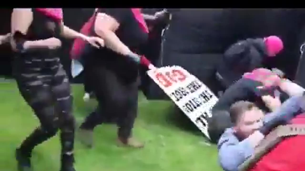 End the night on a happier note Antifa rioters getting cleaned out with a metal pan. 🤣🤣🤣