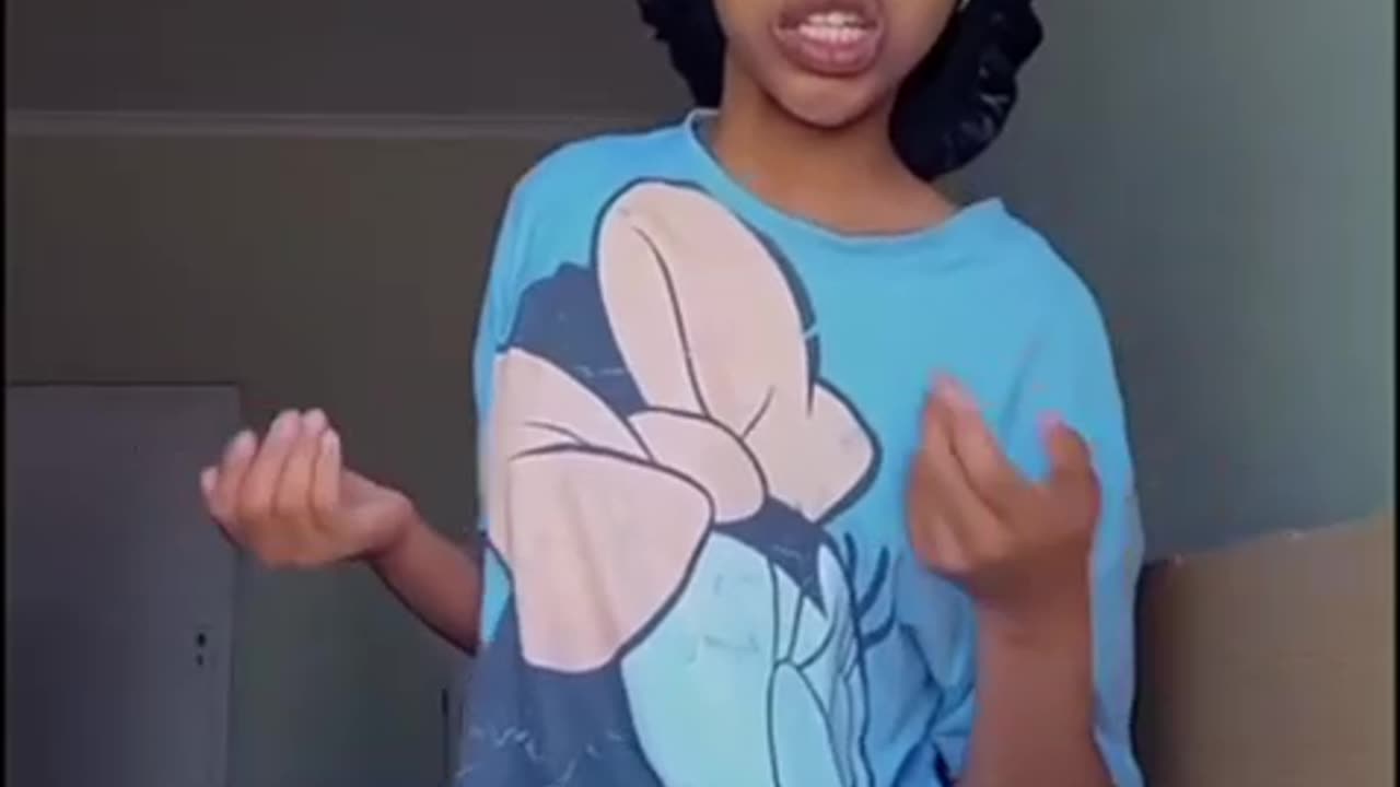 Watch how she turn to dance.