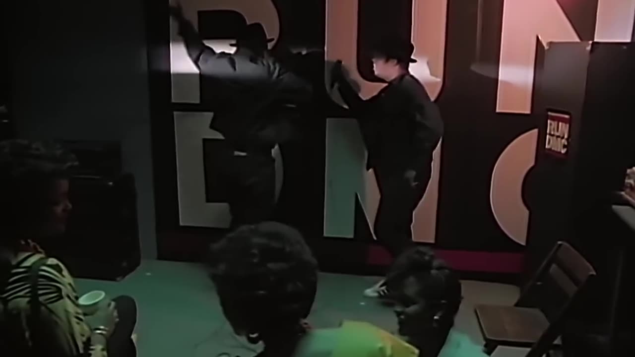 AEROSMITH / RUN DMC - Walk This Way ( OFFICIAL VIDEO )