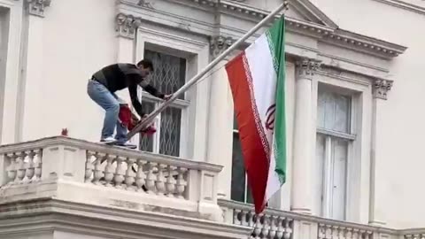 Anti regime protester scales balcony of Iran's embassy in London. Replaces flag 🦁