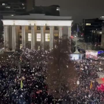 Protesty w Wilnie na Litwie. Tysiące ludzi wypełniają ulice, krzycząc „TO JUŻ NIE JEST DEMOKRACJA”.
