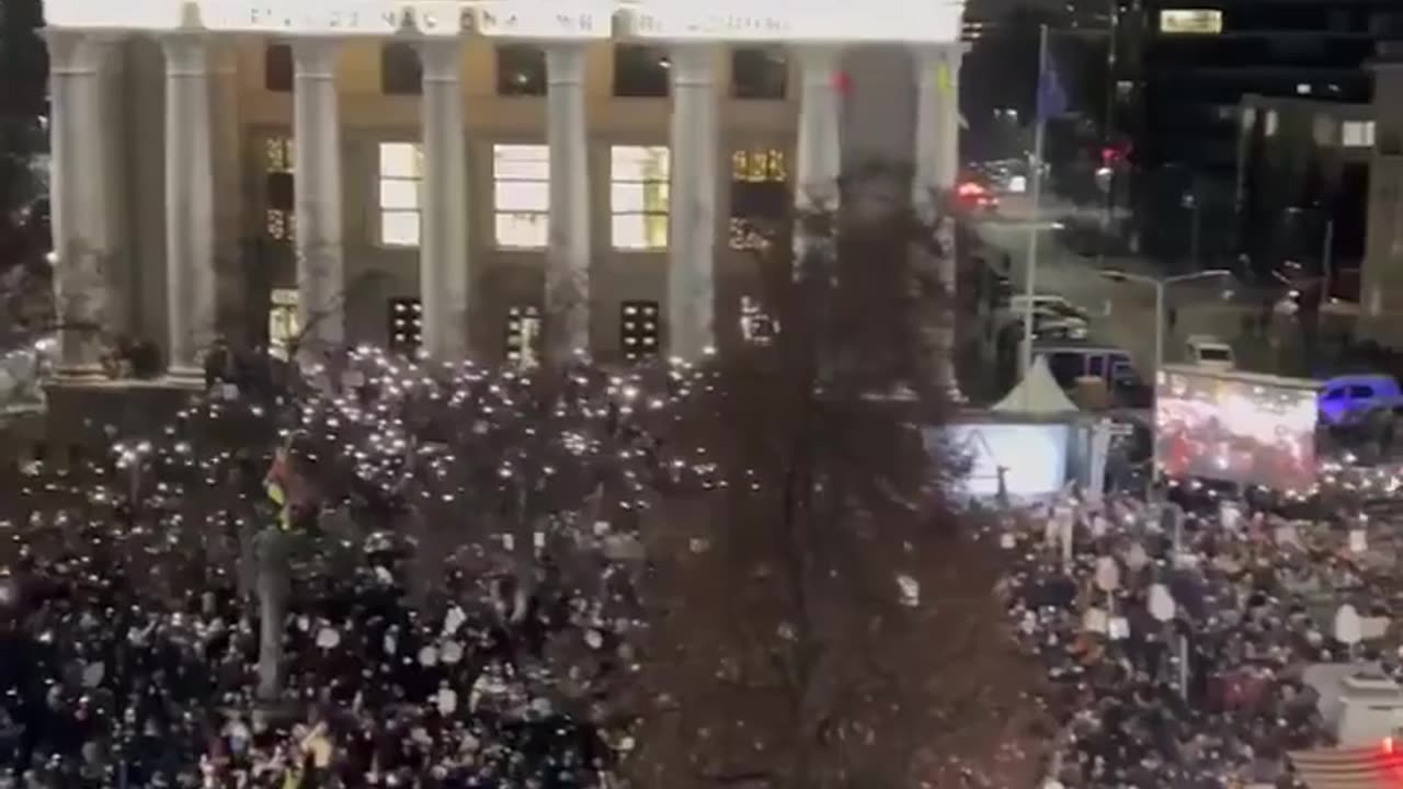 Protesty w Wilnie na Litwie. Tysiące ludzi wypełniają ulice, krzycząc „TO JUŻ NIE JEST DEMOKRACJA”.