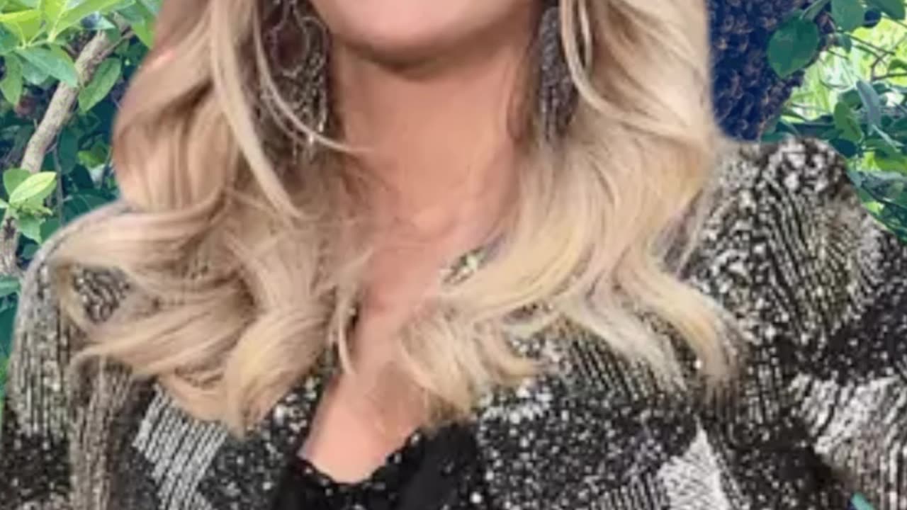 Carrie Underwood Talks About Bee Attack While Picking Blueberries in Her Backyard - WorldEye