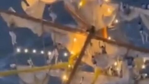 casualties Mexican ship crash,sailors hanging off mast or ACTING? DOCK 17 #NEWYORK #BOAT #CRASH