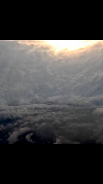 Imágenes de avión revelan el interior del huracán Melissa