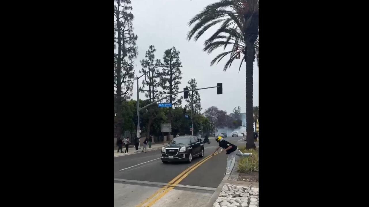 Marxist in Los Angeles hurls stones at Police & Civilian vehicles!!! PAID NO DOUBT! ALL ORGANIZED!!!