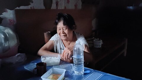 Gihatdan si lola ug tinolang tulakhang para pamahaw.
