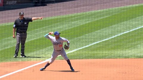 Miguel Rojas con espectacular dobleplay