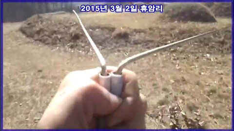 031.[L-rod] Two L-rodes in one hand.