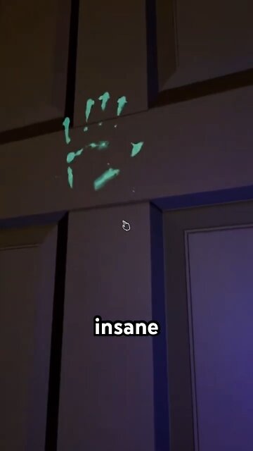 Phasmophobia: when you ask your friend to be the light 💡 #sirbiscuit #phasmophobia #horror #funny