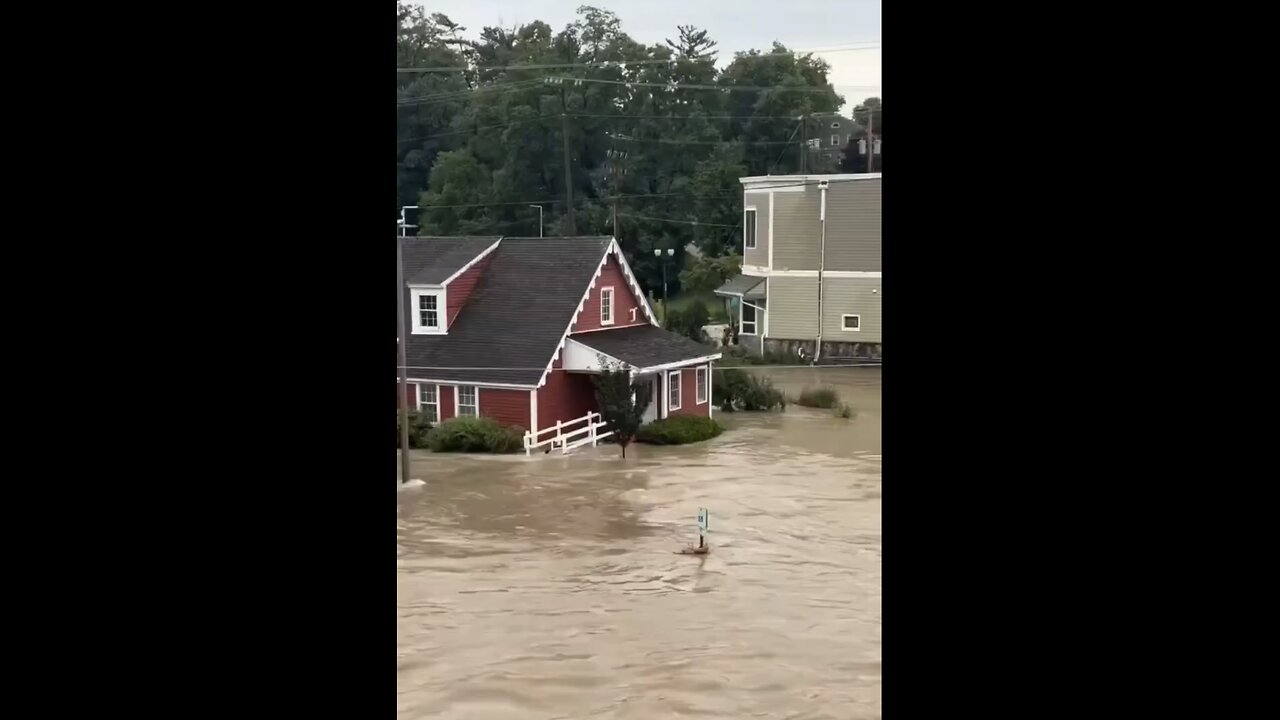 RECORD RAINFALL CAUSED💦🌊🏠🌧️🏘️☔️FLASH FLOODINGS IN MILWAUKEE🌊🛤️🚂🌊🏚️🚗💫