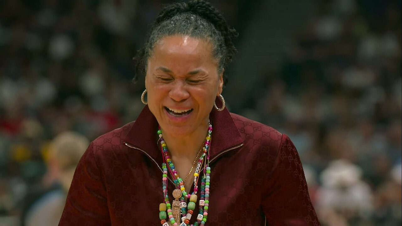 😂 Dawn Staley LAUGHS at Bree Hall Falling Down After Hitting 3 | Final Four, South Carolina vs Texas
