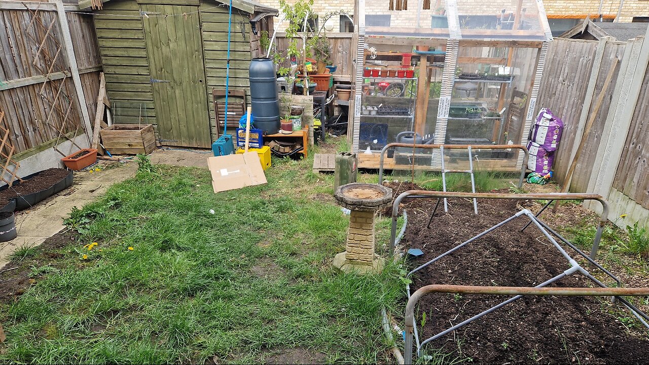 Join me doing some garden jobs and prepping for the UK growing season 🌱