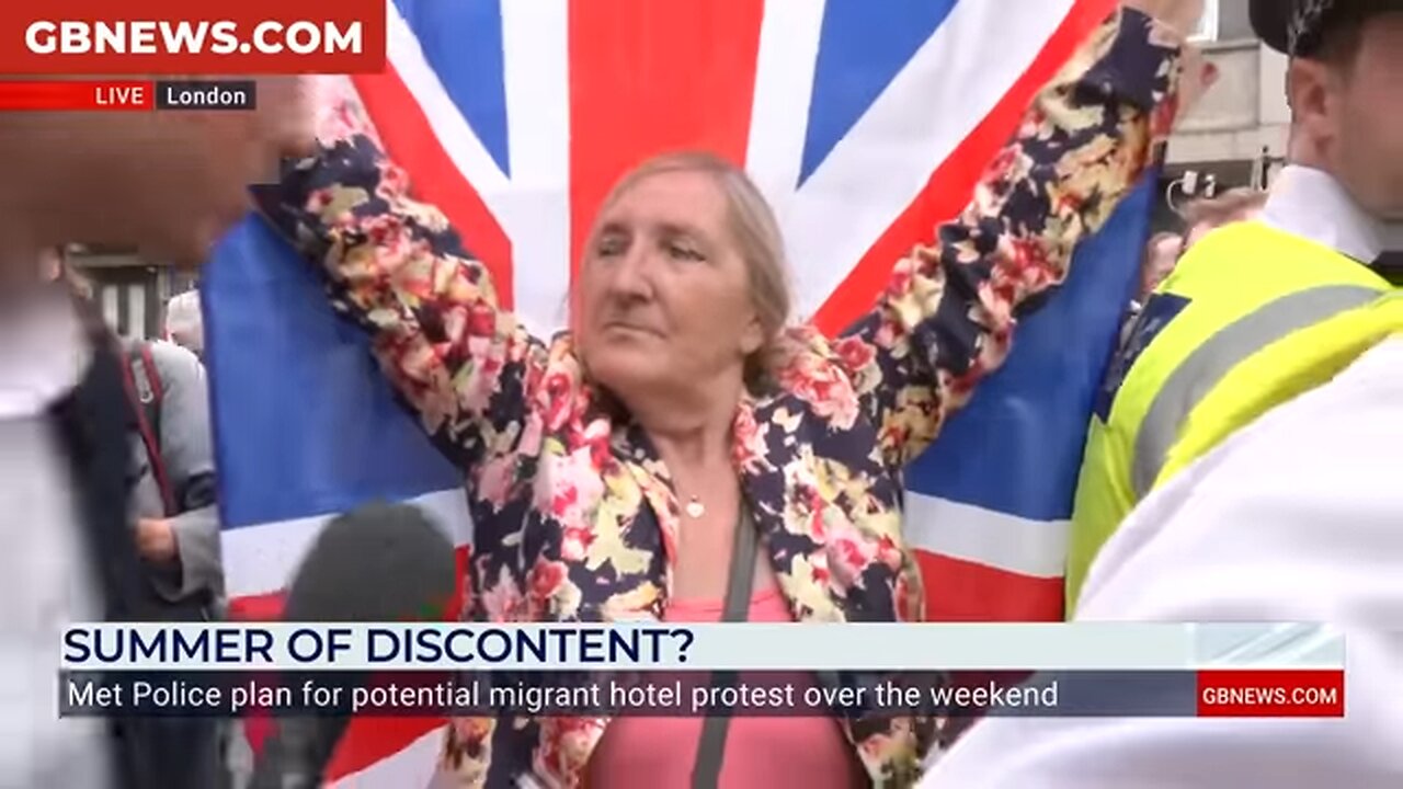 Migrant Protest: ’Speaking for the Country’ - Courageous Briton Bravely Holds Union Jack Flag