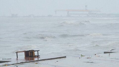 India's monsoon lashes Mumbai as rains arrive early