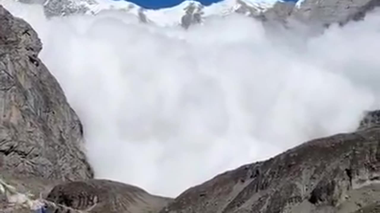 Dramatic video of avalanche coming down towards Nepal mountain base camp