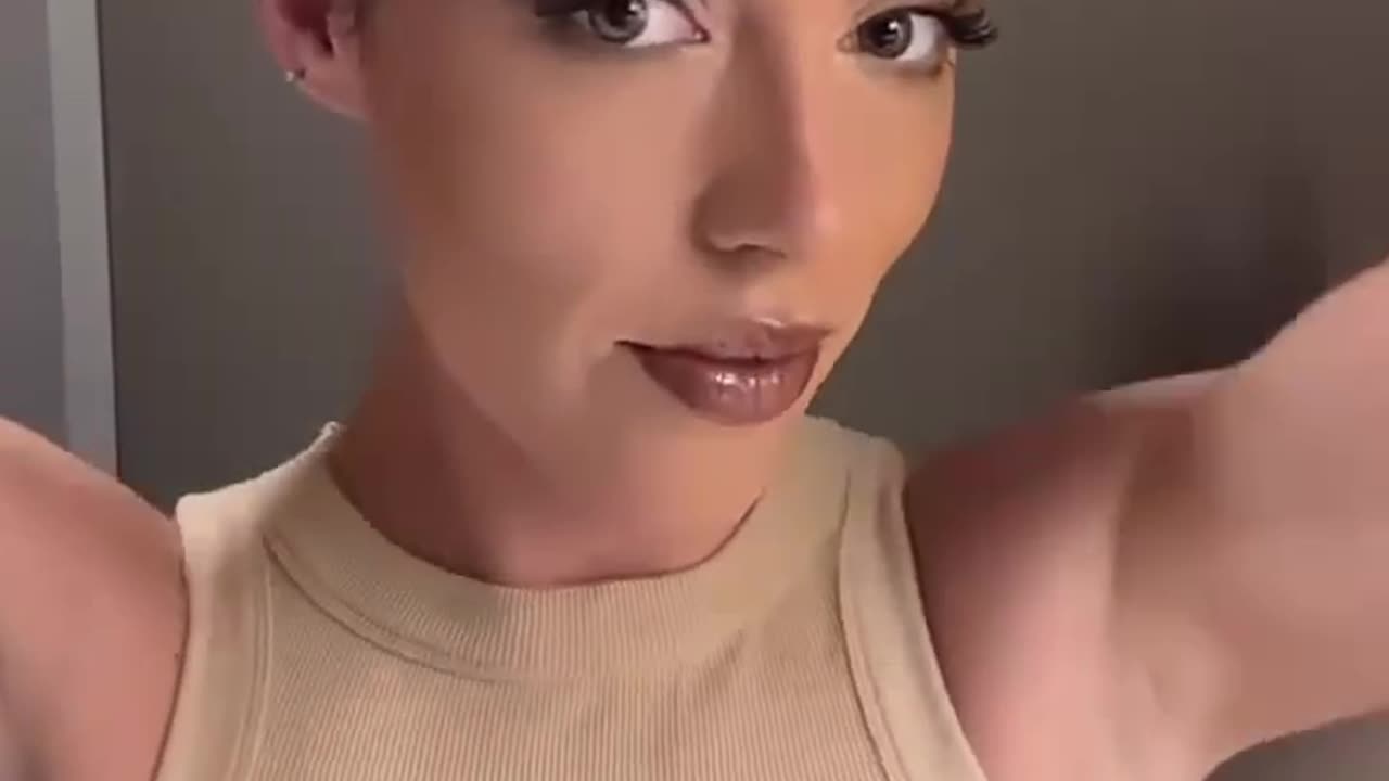 Model removes makeup and is unrecognizable!.hd