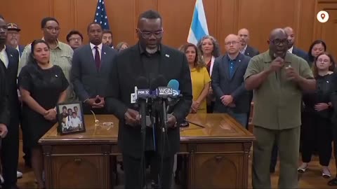BREAKING: Chicago Mayor Brandon Johnson signs executive order to ...