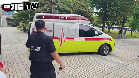 응급상황 발생 // 그런데.. 실신한 환자를 질질 끌고가는 여경? 구급차 2차 사고발생