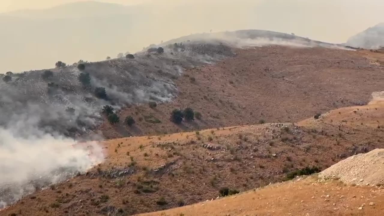 Delvinë, zjarri po djeg sipërfaqe të mëdha me kullota tek lugina e Kalasë, ndërhyrje nga ajri