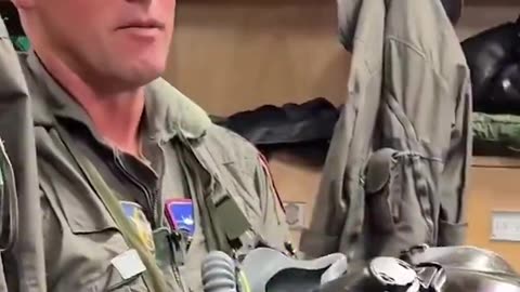 Pilot shows a $500,000 custom fit F-35 helmet 😲