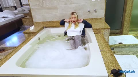 Wetlook girl dressed in leggings, a jacket