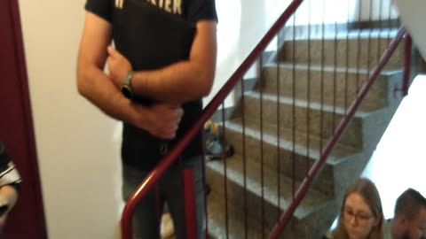 Ruth wird zu Hause überfallen