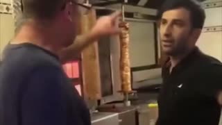 Empleados defienden su local de kebab de cliente agresivo