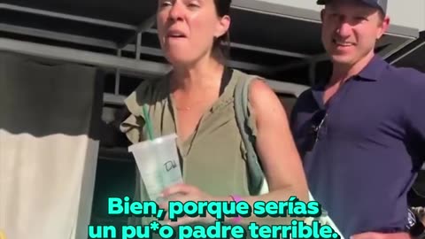 Avergüenzan a un grupo por llamar la atención a dos mujeres que se besaban en una piscina