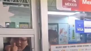 Mujeres insultan a empleado que no les vendió alcohol fuera de horario