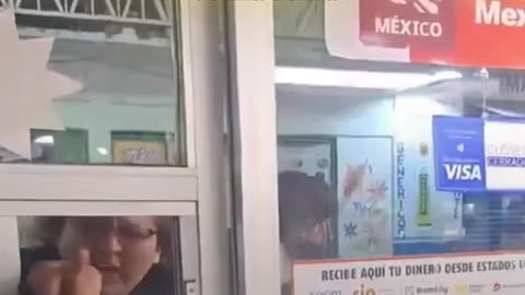 Mujeres insultan a empleado que no les vendió alcohol fuera de horario